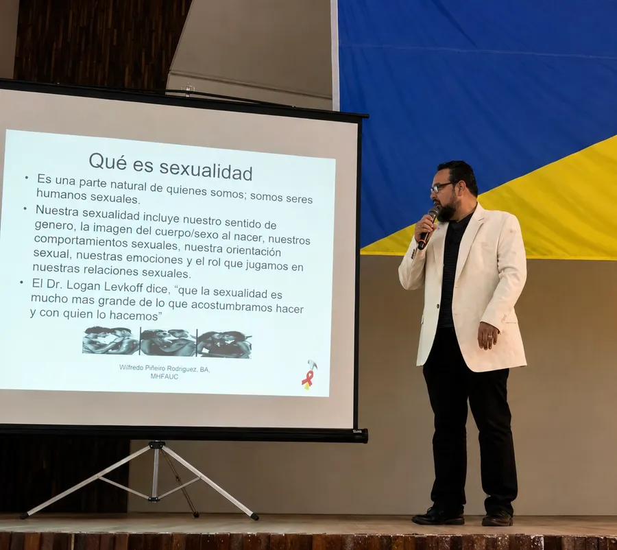 Wilfredo presenting a slide titled Qué es sexualidad to an audience